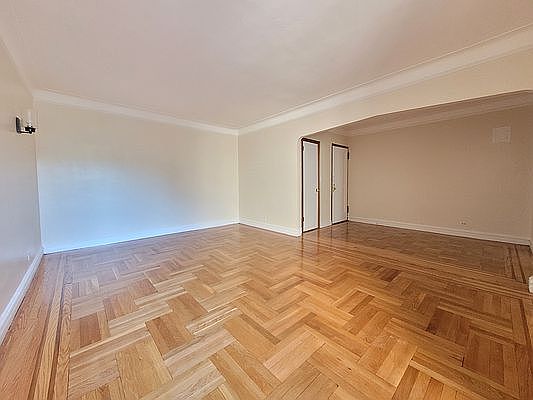3rd image of 2260 Bronx Park E APT 3A