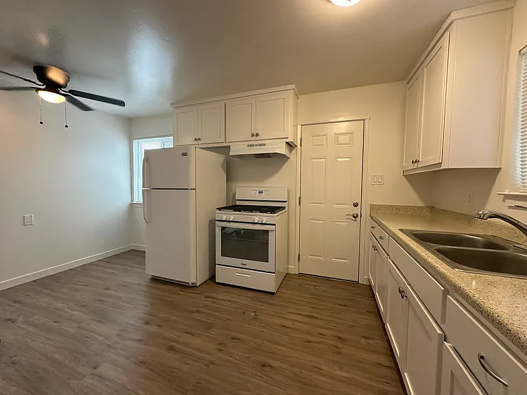 583 Johnston St — Photo 2