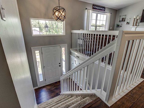 2nd image of 1060 Carriage Hill Dr