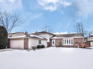 145 Arthur Ave, Roselle, IL 60172