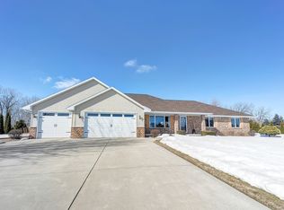 3019 Harbor Winds Dr, Suamico, WI 54173