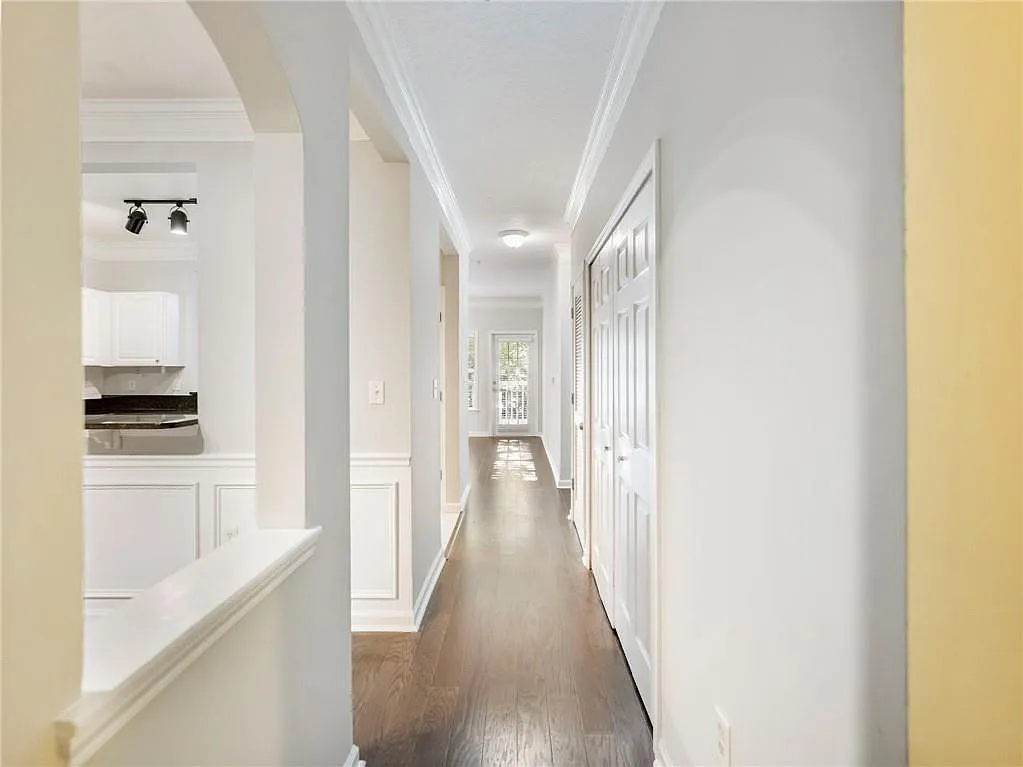 3 bed, 2.0 bath, 1546 sqft, $2,400 — Photo 4