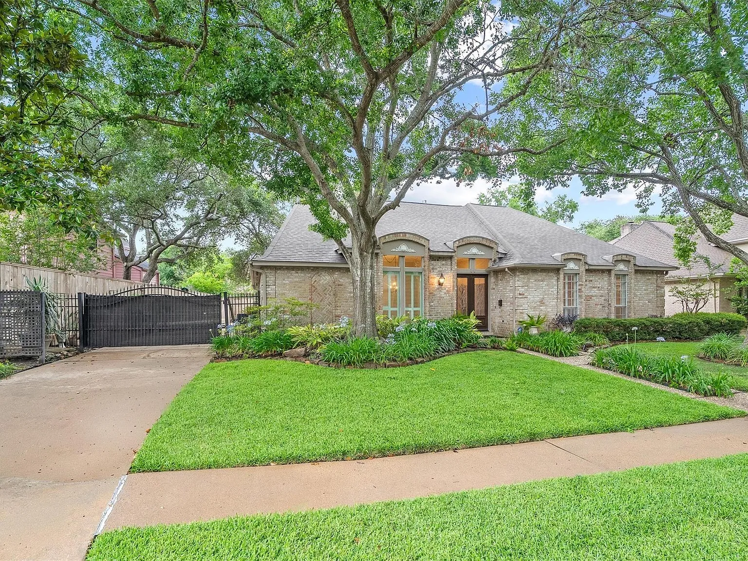 3 bed, 2.5 bath, 2727 sqft, $3,800 — Photo 1