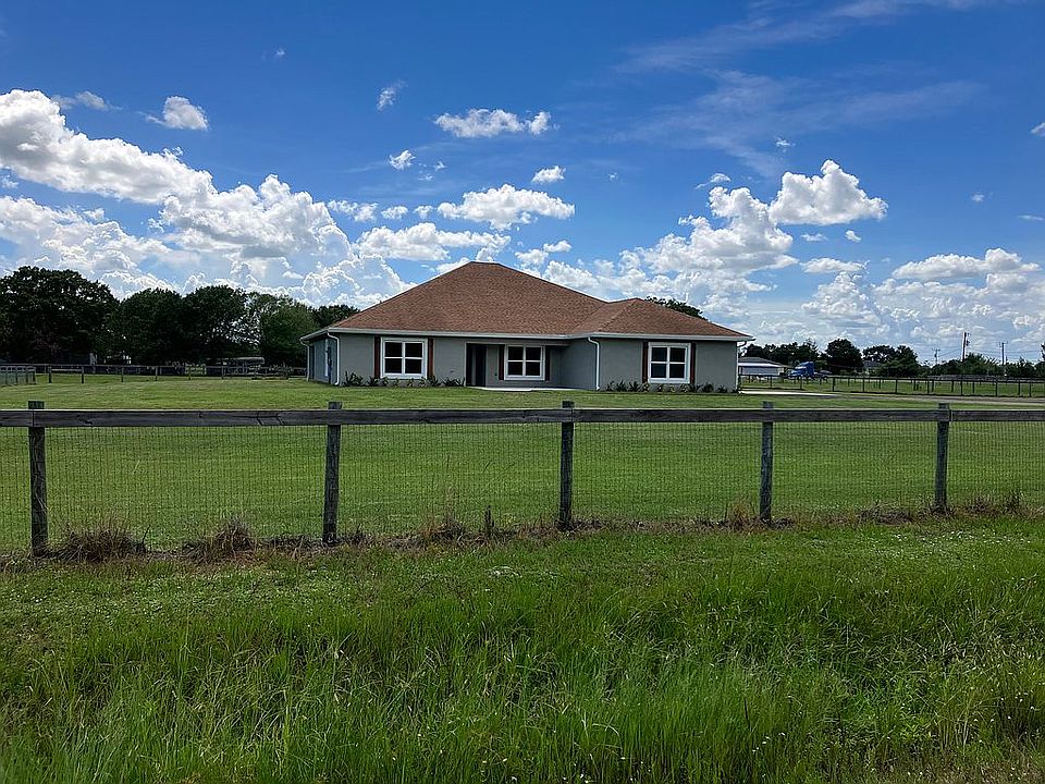 4/2.5 on 2.5 fenced acres