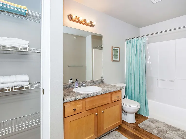 Hawthorn Suites 1 Bed 1 Bath Bathroom