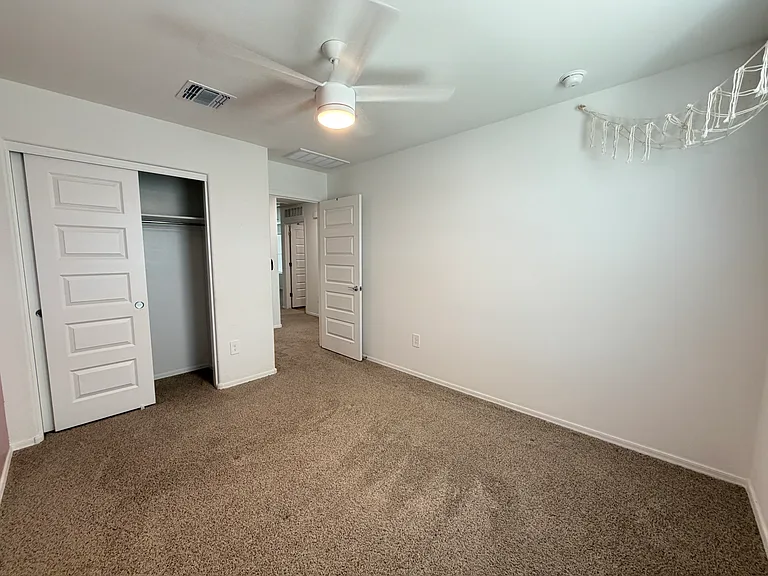 10442 W Guildford Ln — Photo 11