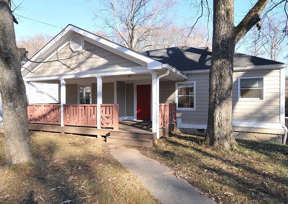 Renovated 1940 Bungalow/Cottage with curb appeal and welcoming front porch. Ne