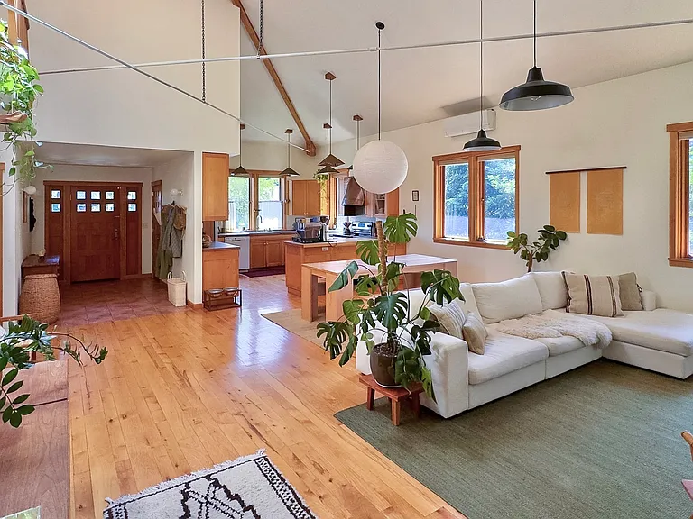 719 Decker Ave — Photo 3
