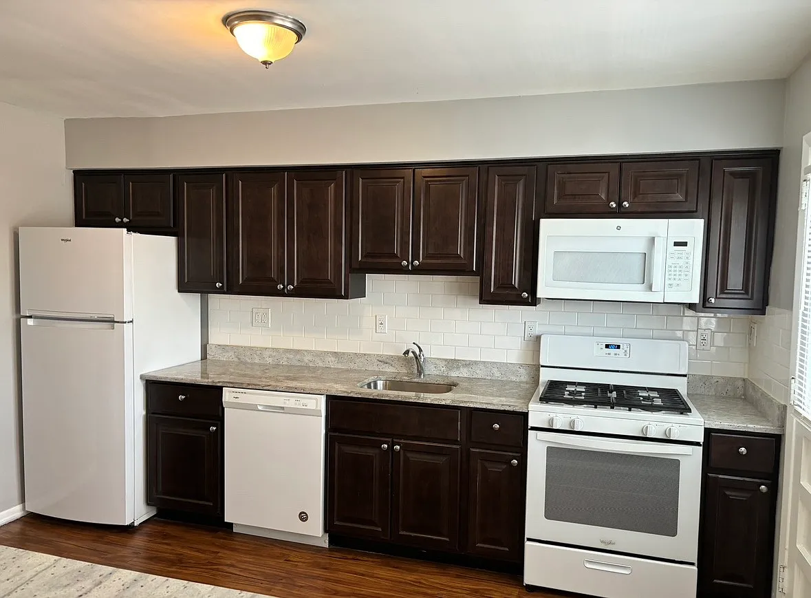 2 bed, 1000 sqft, $2,295 — Photo 3