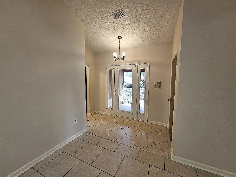 3 bed, 1300 sqft, $1,720 — Photo 3