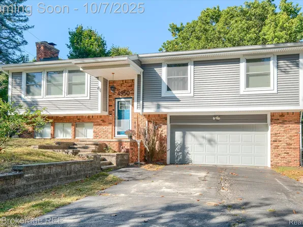 4950 Iroquois Blvd, Clarkston, MI 48348