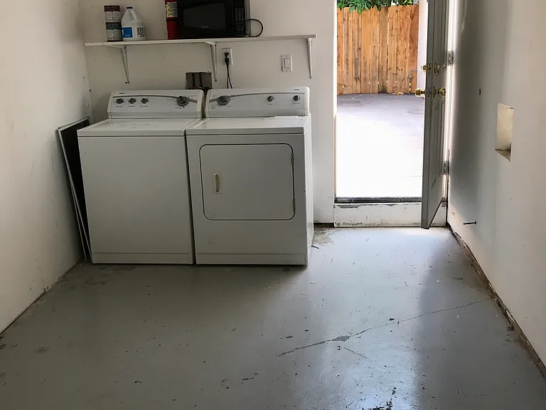 storage with washer / dryer
