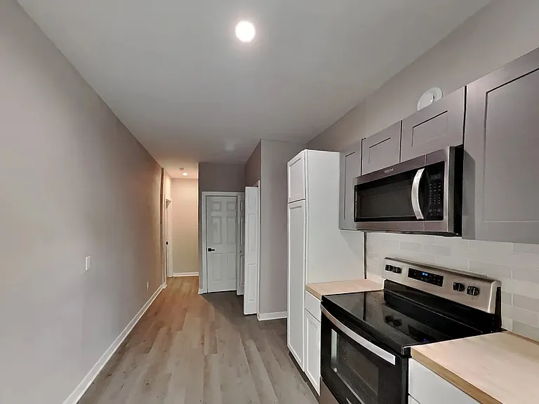 138 Hess St — Photo 5