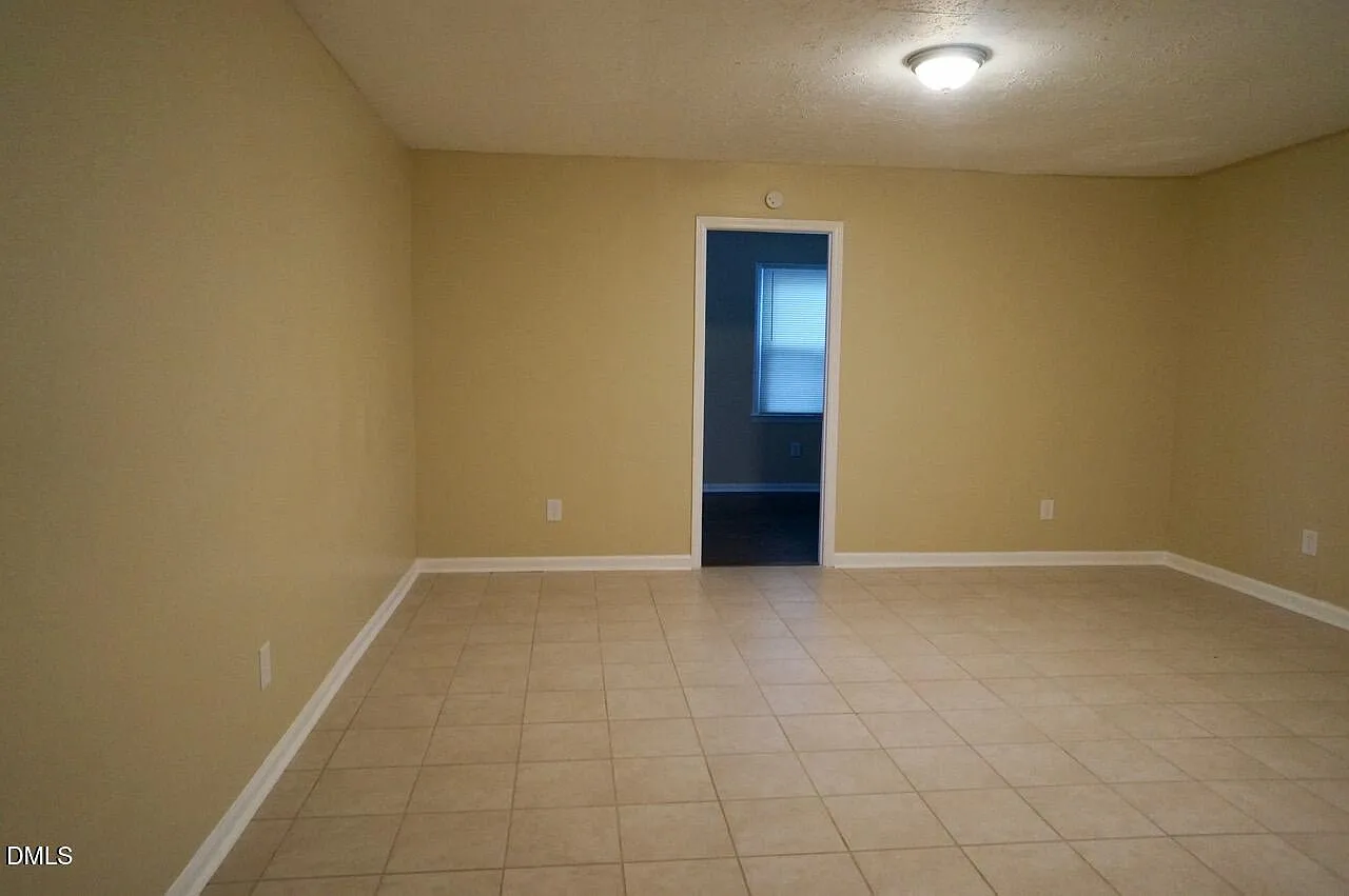 5 bed, 2.0 bath, 1320 sqft, $1,900 — Photo 4
