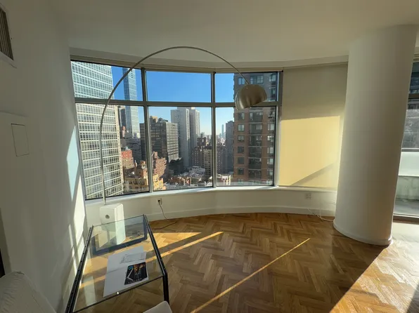 250 East 54th Street image 3 of 12
