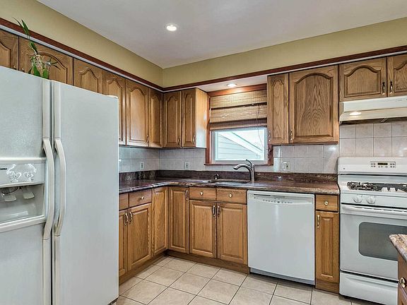 5th image of 482 Charles Ave