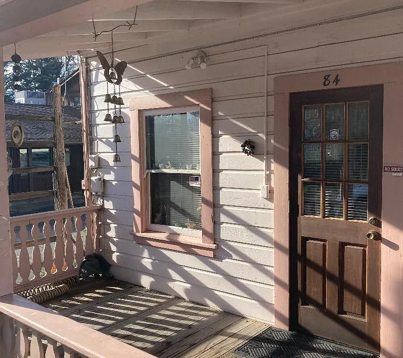 84 Center St #82