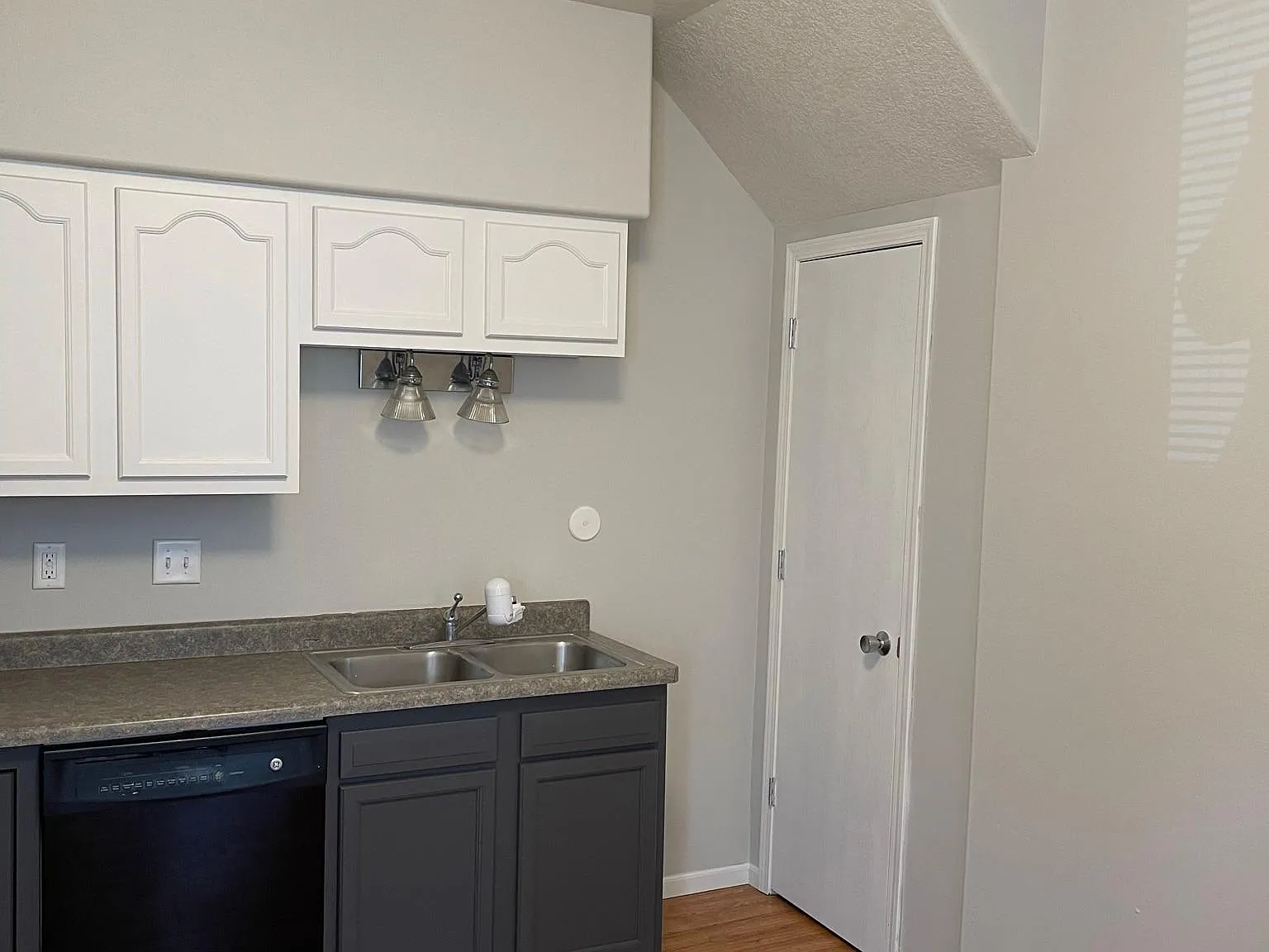 1 bed, 100 sqft, $1,056 — Photo 4