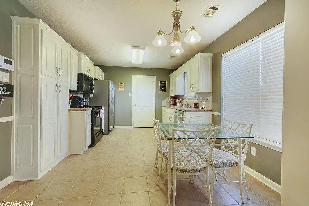 3 bed, 1200 sqft, $1,450 — Photo 4