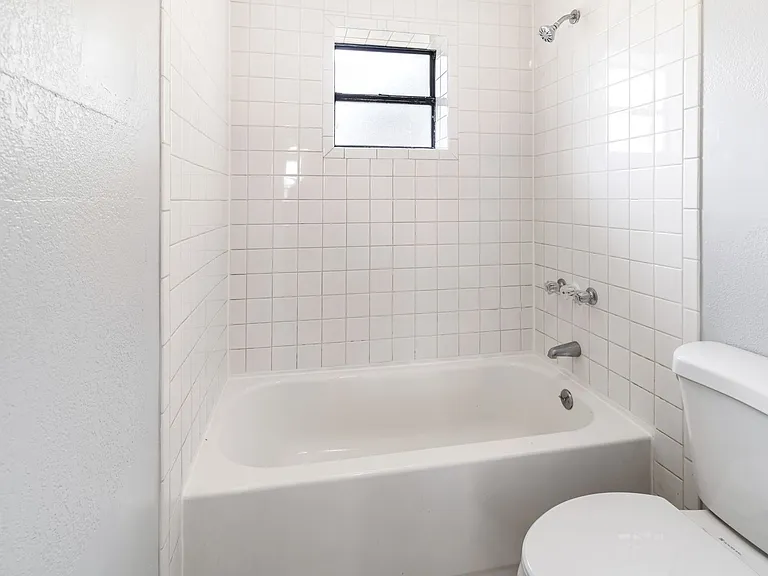 638 W 8th St — Photo 12