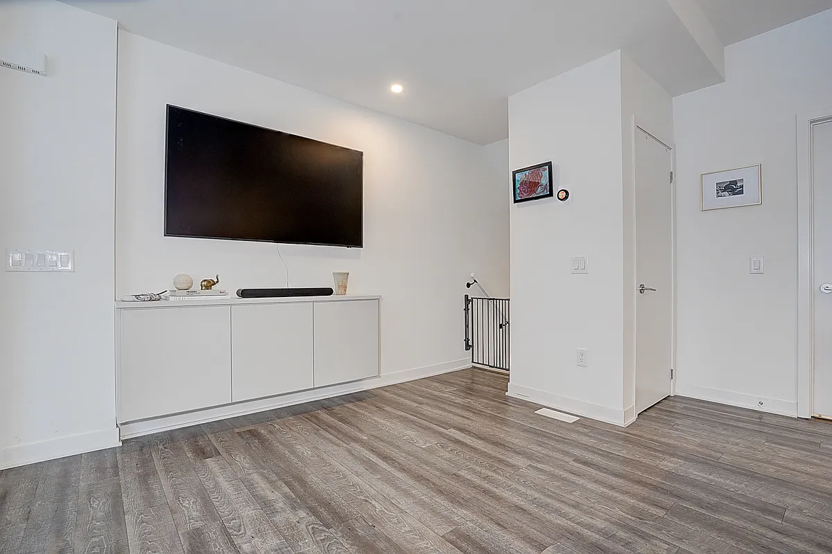 30 Ed Clark Gardens - 13 — Photo 4