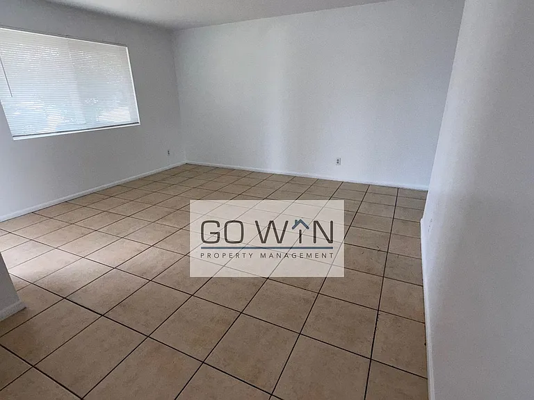 1626 W Denton Ln — Photo 5