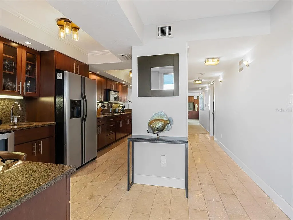 2 bed, 2.0 bath, 1361 sqft, $5,000 — Photo 2