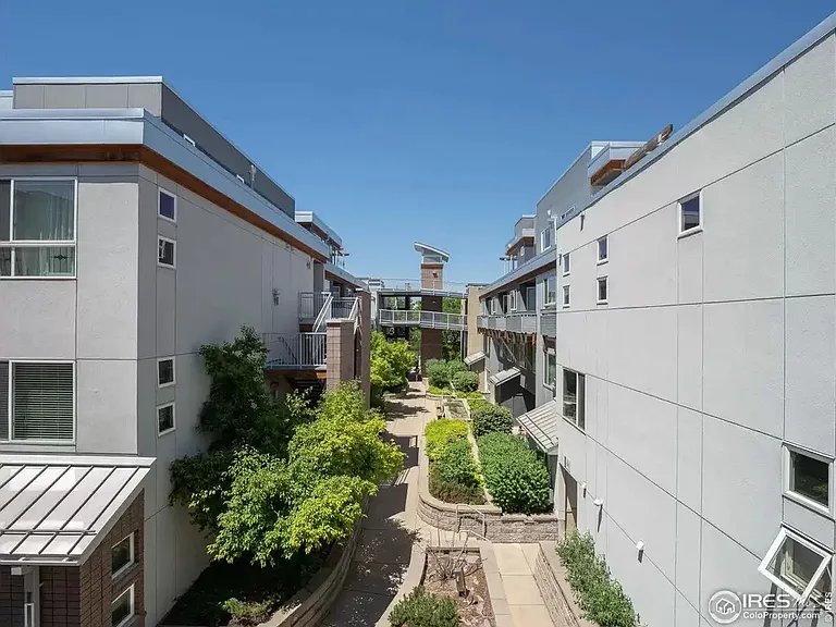 Front Raised-bed Courtyard
