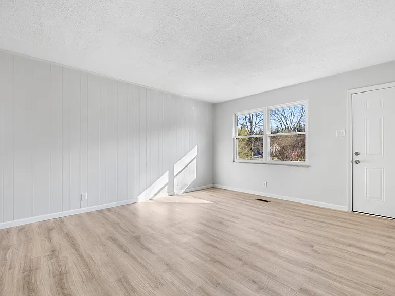 1025 Roswell Rd — Photo 4