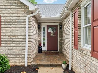 1005 Lakemont Dr, Bridgeville, PA