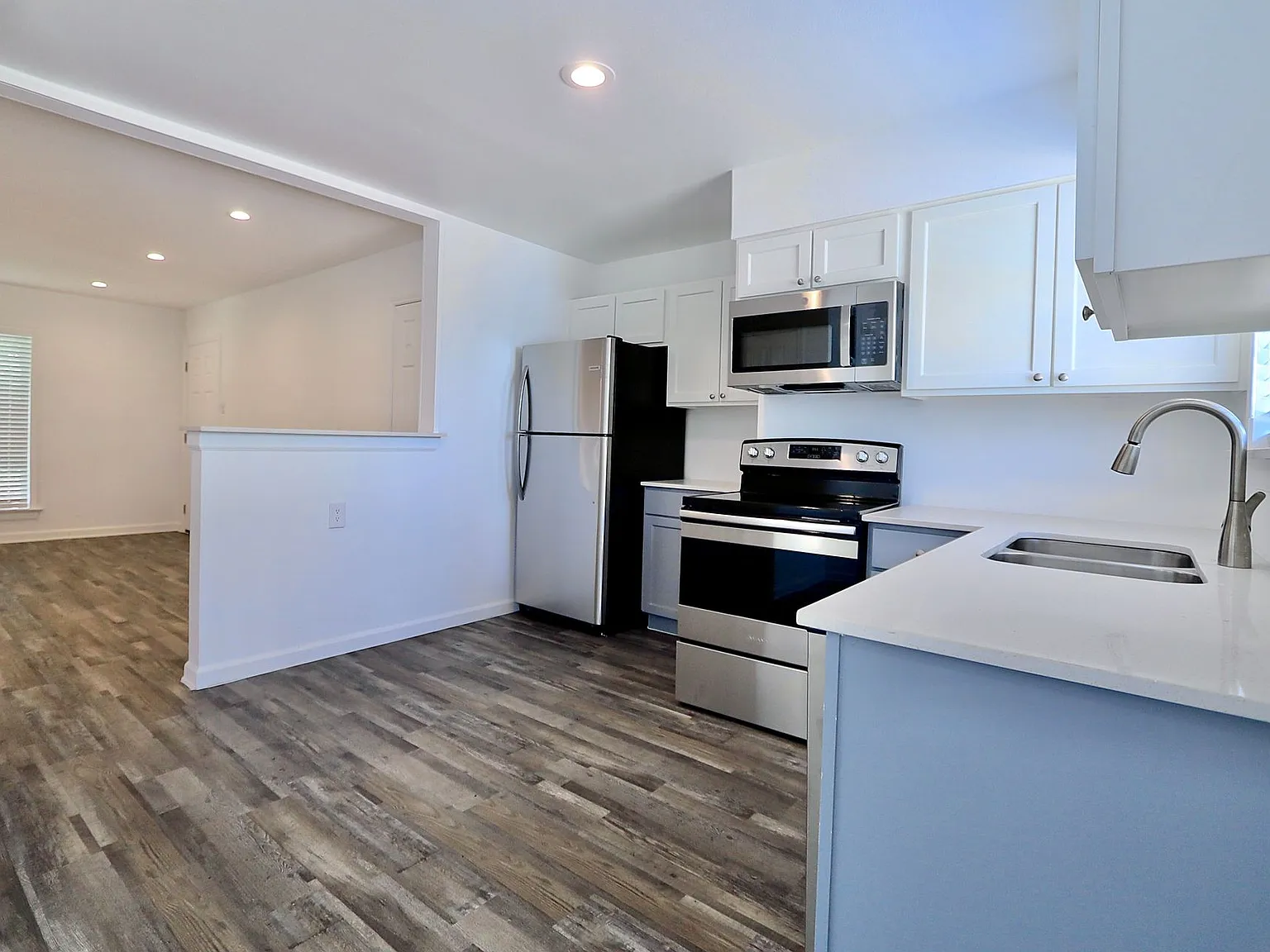 Lakewood Manor — Photo 1