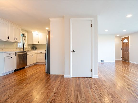 5th image of 206 E 2nd Ave