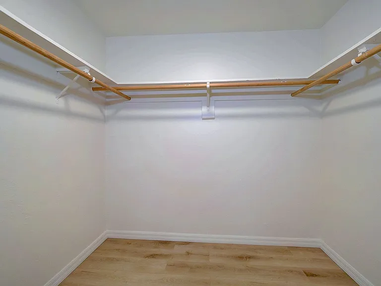 Riverside Suites — Photo 26