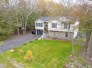412 Scotch Pine Dr, Pocono Summit, PA 18346