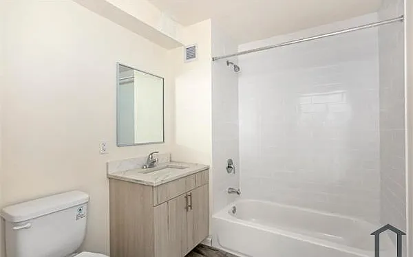 915 Dawson St #2D — Photo 2