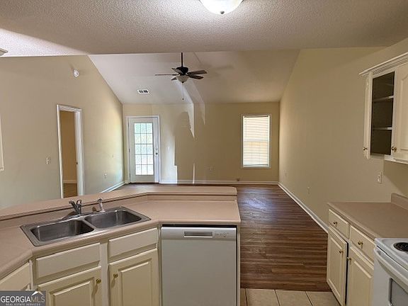 4th image of 308 E Lee St #6