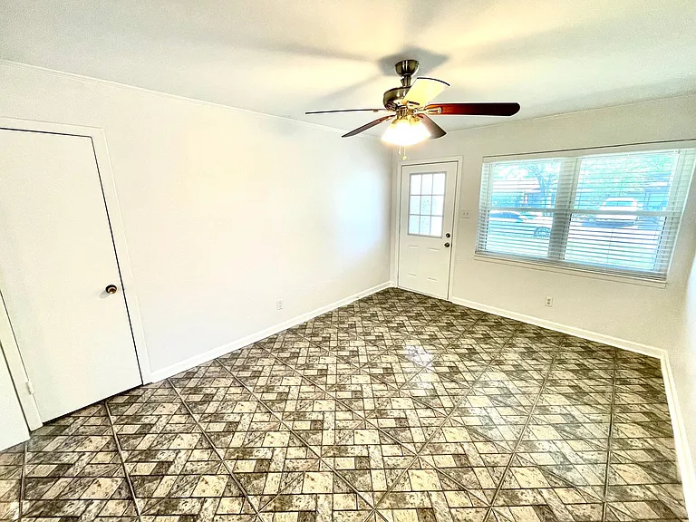 201 E Fuller Dr — Photo 2