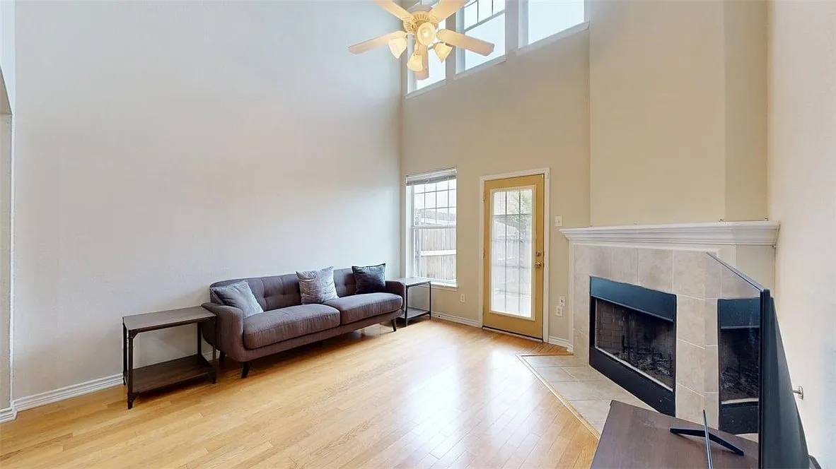 3 bed, 3.0 bath, 1882 sqft, $2,200 — Photo 3