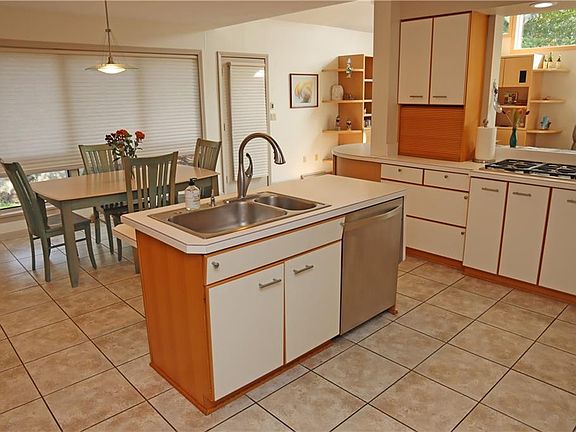3rd image of 1023 Mission Dr