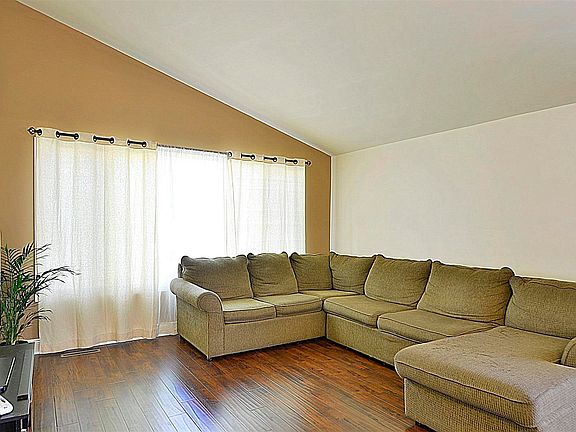 4th image of 411 Blackhawk Ave