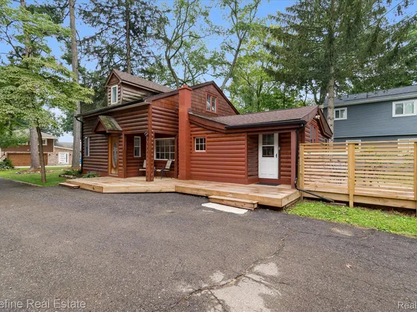 8416 Arlis Ave, Commerce Township, MI 48382