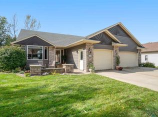 1401 N Pikes Peak Cir, Sioux Falls, SD 57110