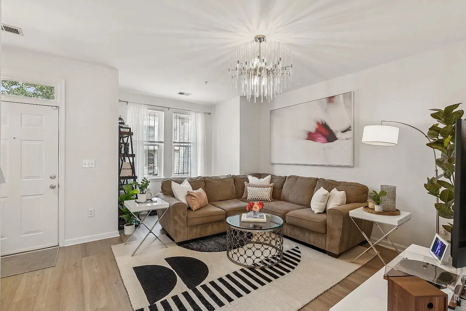 3 bed, 1282 sqft, $4,700 — Photo 2