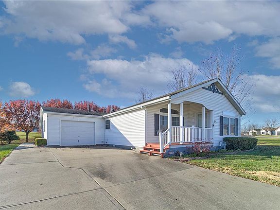 2nd image of 921 NE White Oaks Ln