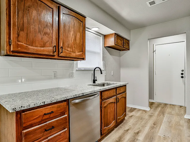 813 Bristol Ave — Photo 12