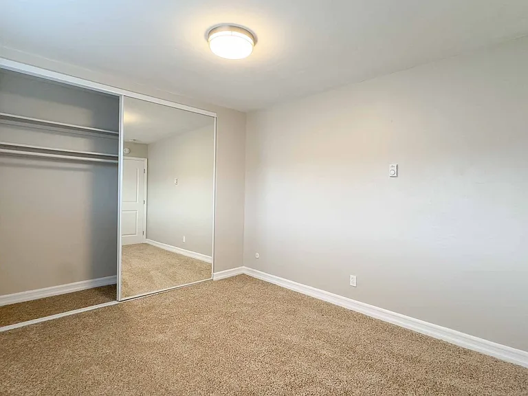Twin Palms Apartments — Photo 10