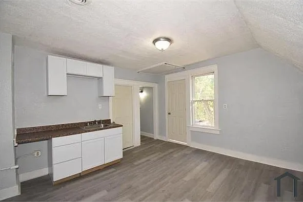 3828 N Port Washington Rd #LOWER — Photo 11