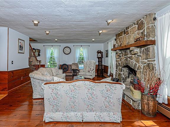 3rd image of 132 Sheffield Hill Rd