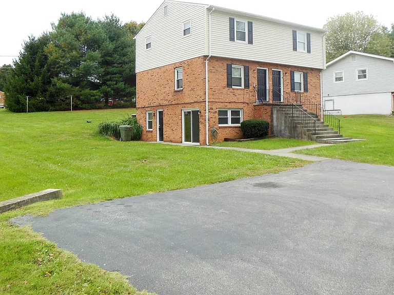 916 Pyrtle Dr #C — Photo 2