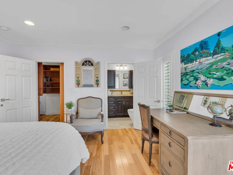 326 N Doheny Dr — Photo 16